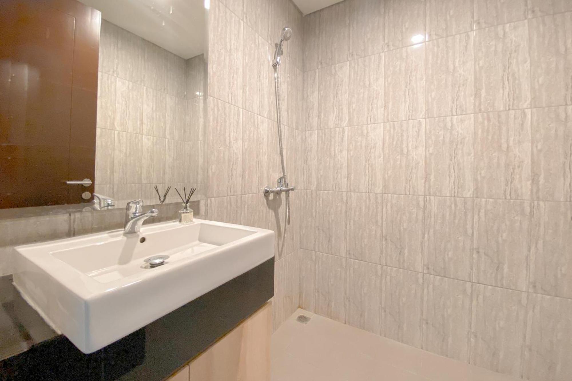 Spacious And Homey At Cleon Park By Travelio Appartement Jakarta