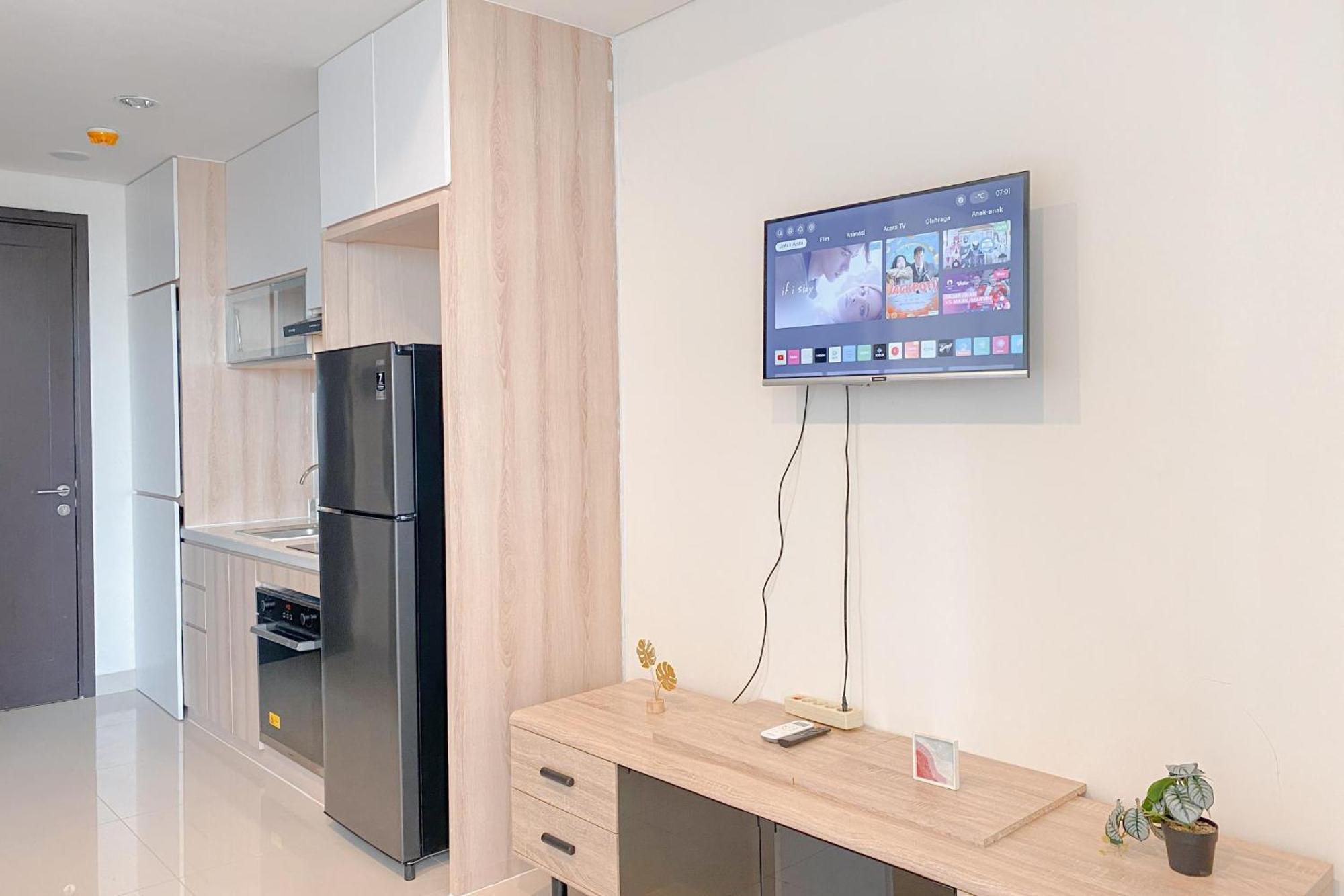 Spacious And Homey At Cleon Park By Travelio Apartemen *