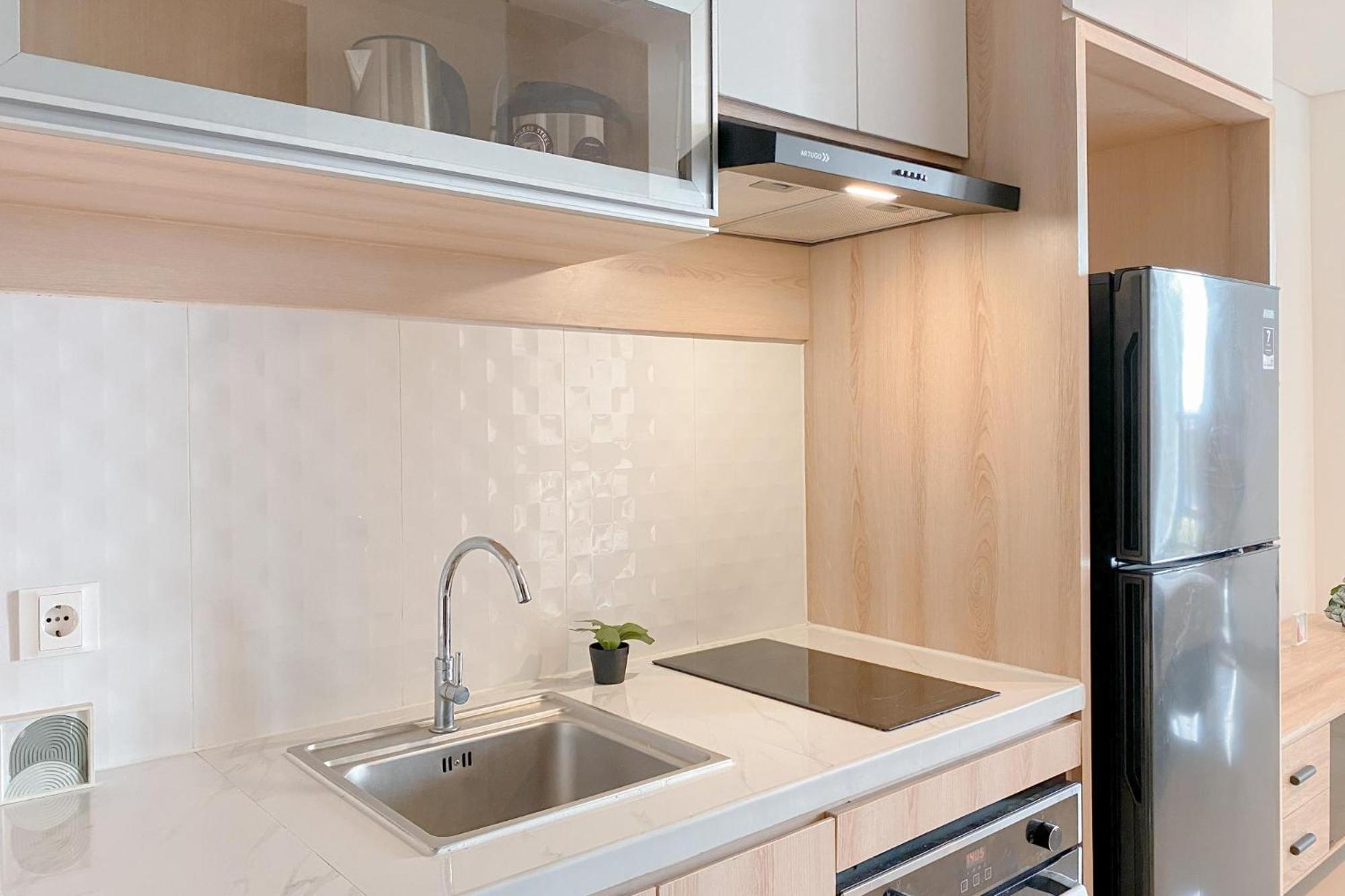 Spacious And Homey At Cleon Park By Travelio Apartemen