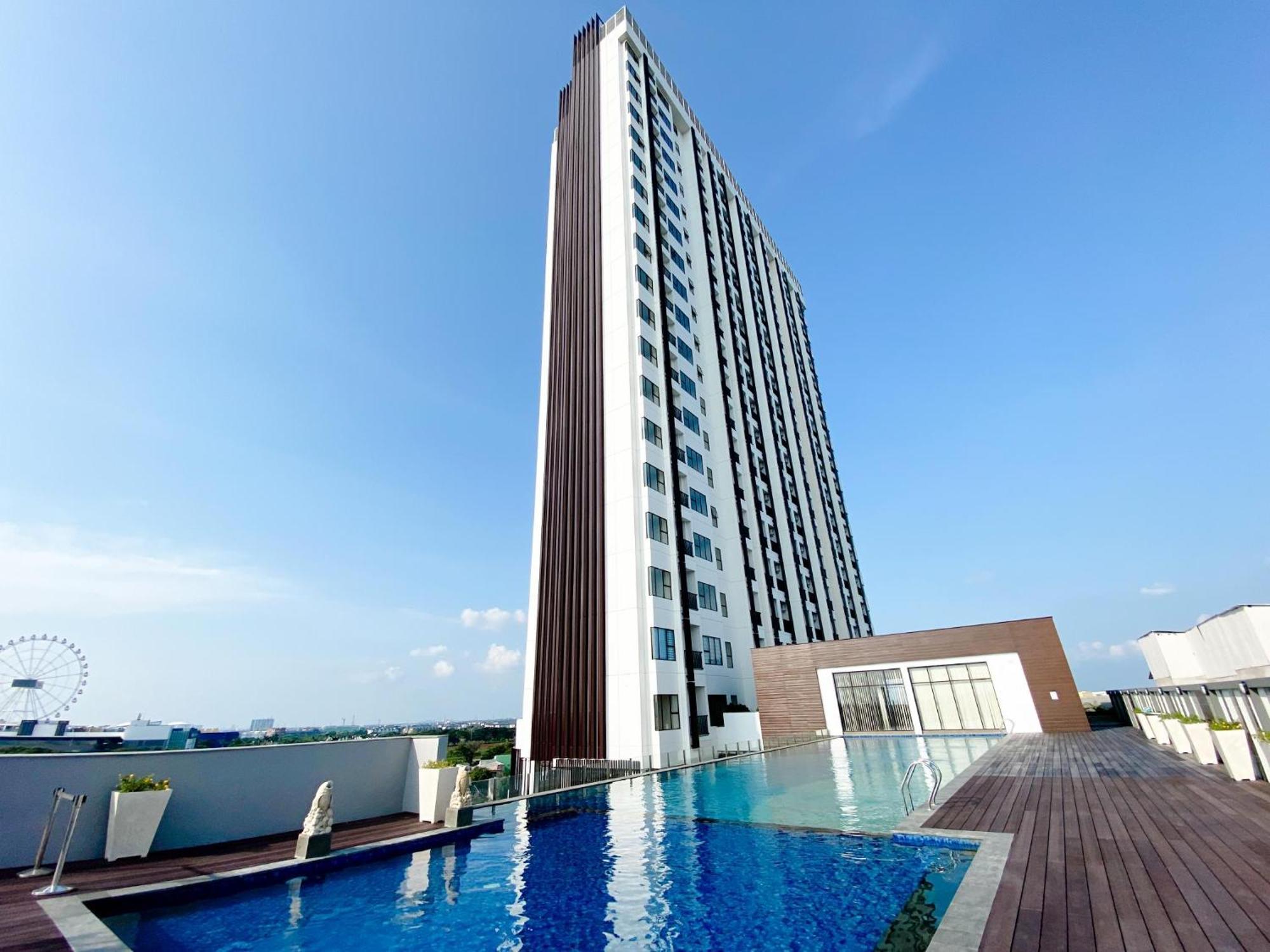 Spacious And Homey At Cleon Park By Travelio * Jakarta